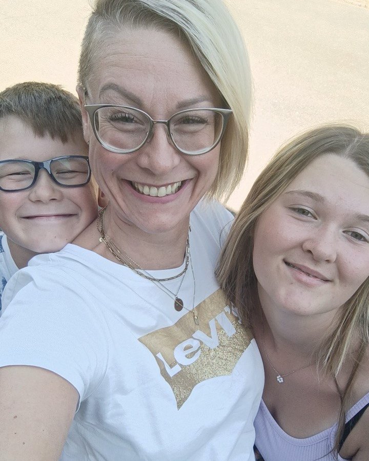 Sarah mit ihren beiden Kindern, dicht beieinander